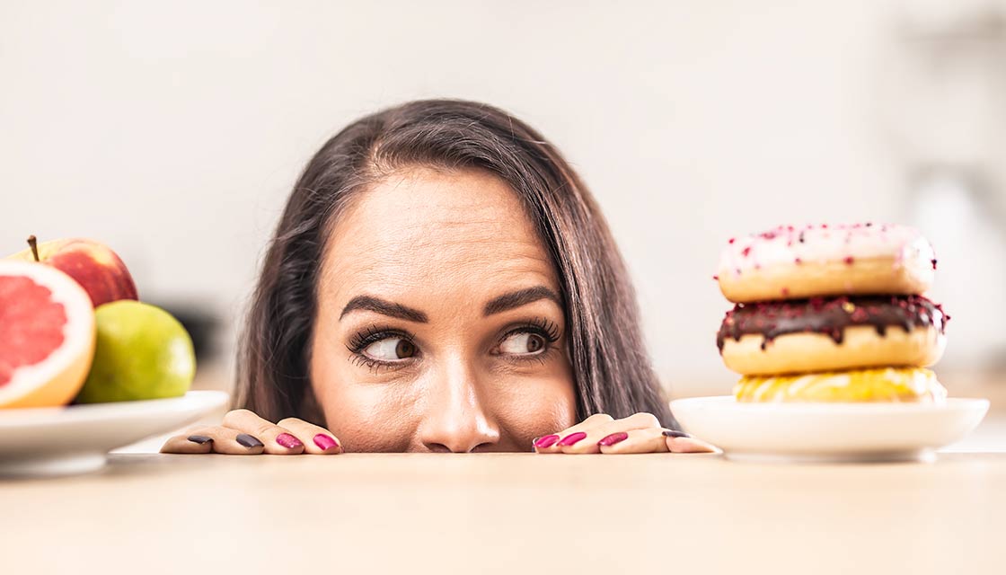 Representación visual de una persona lidiando con el hambre emocional, diferenciando el impulso de comer por ansiedad del hambre física. Tratamiento Seishin.