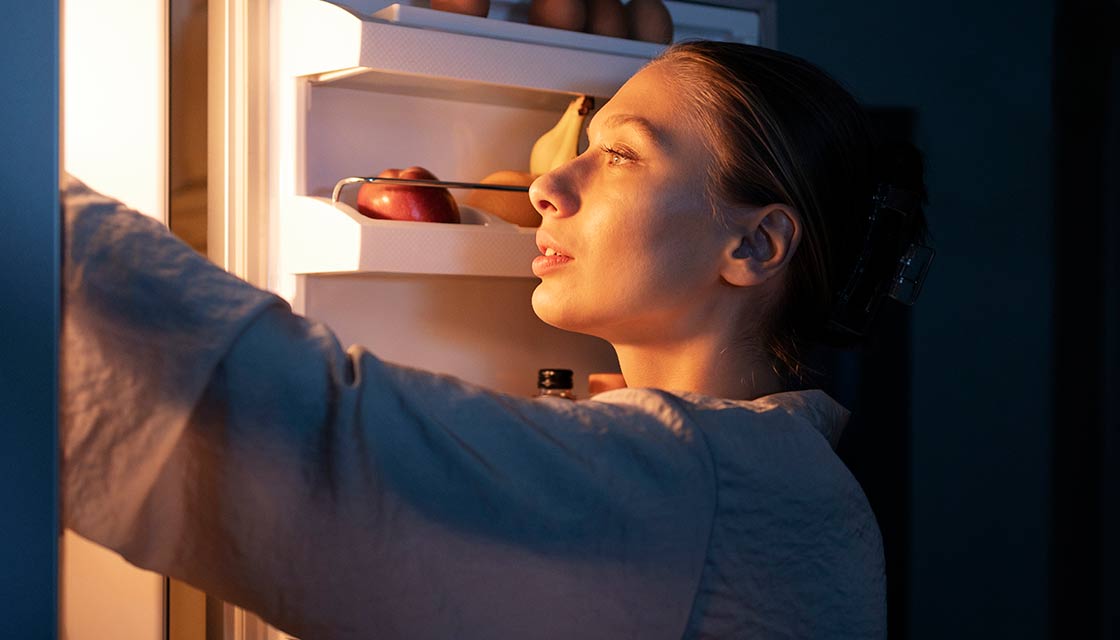 evitar atracones de comida por la noche